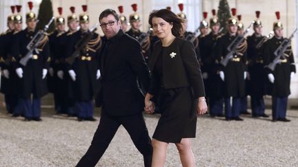 La ministre du Logement, C&eacute;cile Duflot, arrive au palais de l'Elys&eacute;e, &agrave; Paris, avec son compagnon, Xavier Cantat, le 11 d&eacute;cembre 2012. (PHILIPPE WOJAZER / AFP)