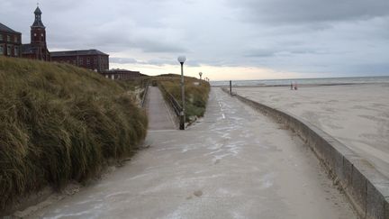 La plage de Berck-sur-Mer (Pas-de-Calais) o&ugrave; a &eacute;t&eacute; retrouv&eacute;e, le 20 novembre 2013, une fillette morte d'environ un an. (MAXPPP)