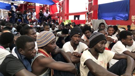 Des migrants à bord de l'"Ocean Viking", le 23 août 2019.&nbsp; (ANNE CHAON / AFP)