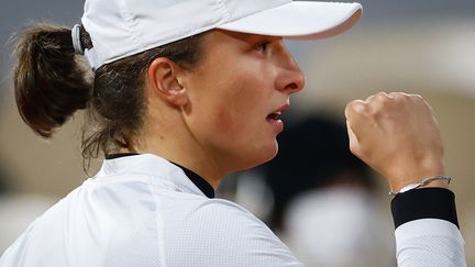 Iga Swiatek serre le poing, elle vient de se qualifier pour les demi-finales de Roland-Garros. (THOMAS SAMSON / AFP)