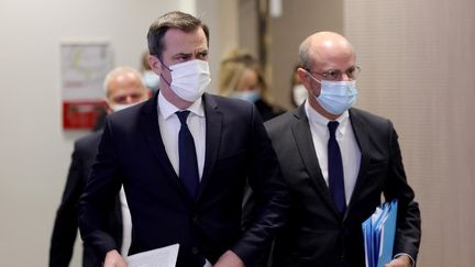 Le ministre de la Santé, Olivier Véran, et son homologue de l'Education, Jean-Michel Blanquer, avant une conférence de presse consacrée au Covid-19, à Paris, le 25 novembre 2021. (THOMAS COEX / POOL / AFP)