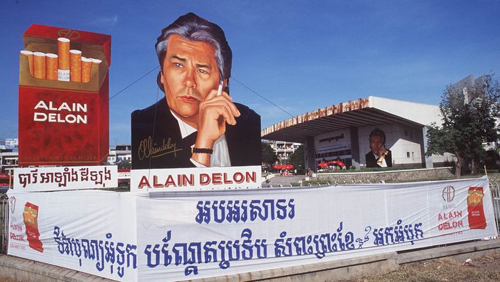 Une publicité pour les cigarettes Alain Delon au Cambodge, en 1994. (ROUSSIER / SIPA)