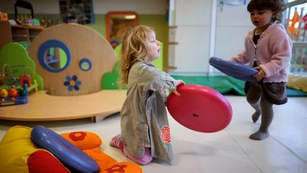 Dans une cr&egrave;che parentale, &agrave; Paris, en avril 2010.&nbsp; (LIONEL BONAVENTURE / AFP)