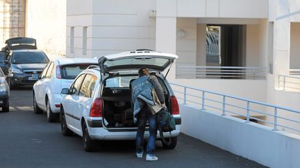 Les enqu&ecirc;teurs proc&egrave;dent &agrave; des relev&eacute;s dans une r&eacute;sidence de S&egrave;te (H&eacute;rault), le 1er d&eacute;cembre 2012, apr&egrave;s qu'un homme a tir&eacute; sur quatre de ses voisins.&nbsp; (MAXPPP)