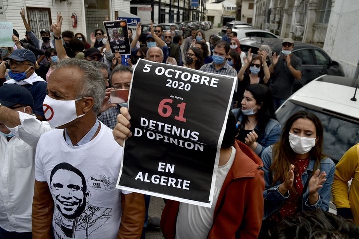 Des Algériens participent à un rassemblement hebdomadaire pour appeler à la libération du journaliste Khaled Drareni à Alger, le 5 octobre 2020.&nbsp;Le journaliste algérien de 40 ans, incarcéré depuis le 29 mars, a été condamné en appel à deux ans de prison. (RYAD KRAMDI / AFP)