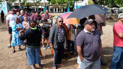 Des électeurs attendent de prendre part au référendum sur l'indépendance de la Nouvelle-Calédonie, le 4 octobre 2020, à Nouméa. (THEO ROUBY / AFP)