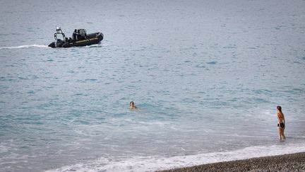 Deux baigneuses profitent de la plage de Nice (Alpes-Maritimes), le 16 mai 2020, lors du premier week-end de déconfinement.&nbsp; (ARIE BOTBOL / HANS LUCAS)
