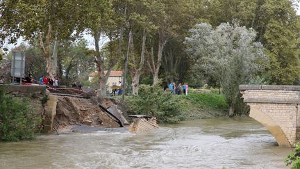 A Collias (Gard), un pont a &eacute;t&eacute; emport&eacute; par les eaux en raison des intemp&eacute;ries, le 12 octobre 2014. (  MAXPPP)