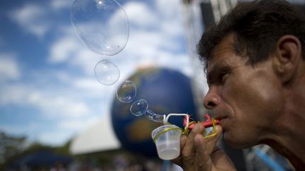 Un activiste fait des bulles en marge du sommet Rio+20 &agrave; Rio de Janeiro (Br&eacute;sil), vendredi 22 juin 2012. (CHRISTOPHE SIMON / AFP)