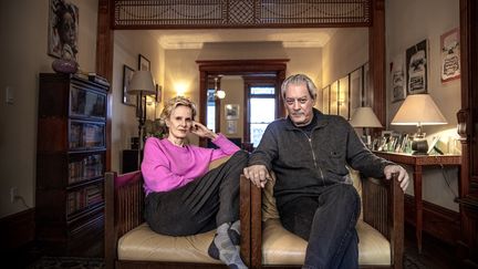 L'écrivain Paul Auster et son épouse Siri Hustvedt dans leur maison de Brooklyn en 2020 (EVA TEDESJO/DN / TT NEWS AGENCY)