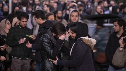 Des Iraniens rassemblés en hommage aux victimes du crash du Boeing 737 d'Ukraine Airlines, abattu par l'armée iranienne, le 11 janvier 2020, à Téhéran (Iran). (MORTEZA NIKOUBAZL / NURPHOTO / AFP)