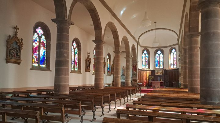 L’intérieur de l’église Sainte-Libaire de Lépanges-sur-Vologne. (DAVID DI GIACOMO / RADIO FRANCE)