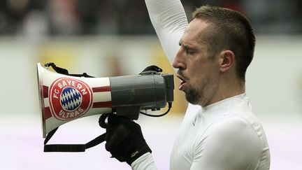 Le milieu de terrain du Bayern Munich, Franck Ribery, parle dans un m&eacute;gaphone &agrave; l'issue du match de Bundesligue face &agrave;&nbsp;Eintracht Francfort eV &agrave; Francfort (Allemagne), le 6 avril 2013. (FREDRIK VON ERICHSEN / AFP)