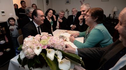 François Hollande chez Lucette Brochet à Vandoeuvre-lès-Nancy (Meurthe-et-Moselle), le 29 octobre 2015. (FREDERICK FLORIN / AFP)