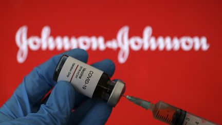 Un flacon du vaccin du laboratoire Johnson &amp; Johnson. (HAKAN NURAL / AFP)