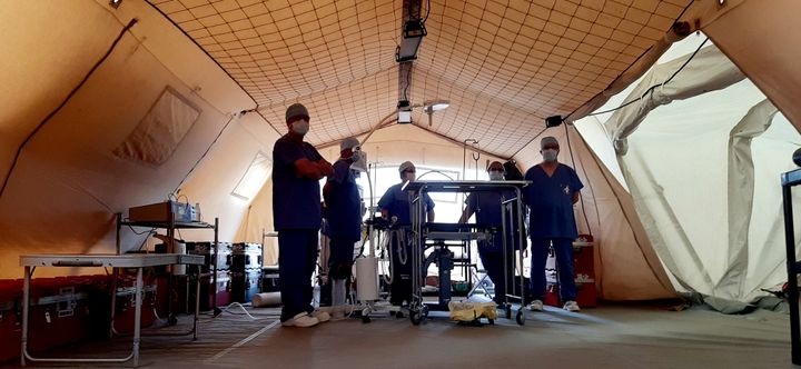 L'hôpital de campagne prêt à accueillir ses premiers patients dimanche. (VALENTIN DUNATE / RADIO FRANCE)