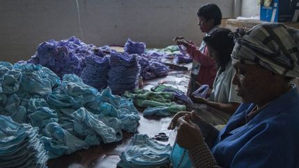 Centre de fabrication artisanale de serviettes hygiéniques réutilisables à Durban, en Afrique du Sud, en mars 2015.  (STEFAN HEUNIS / AFP)