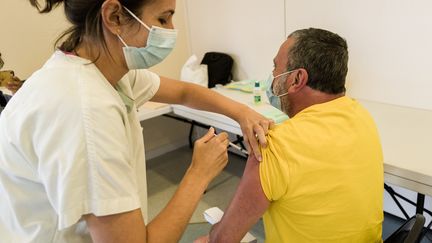 Un patient se fait vacciner à Sainte-Marie-la-Mer (Pyrénées-Orientales), le 13 juillet 2021. (MAXPPP)