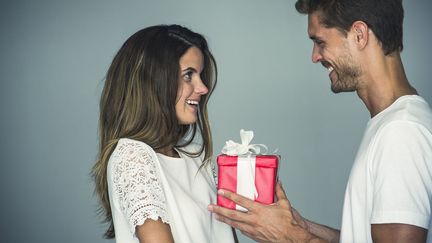 Un homme offre un cadeau à son amoureuse. (MAXPPP)