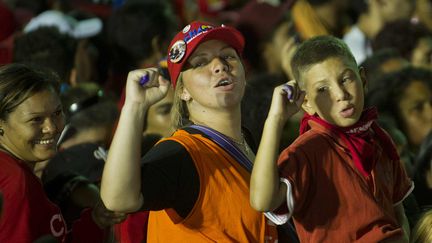 Des supporters de Nicolas Maduro c&eacute;l&egrave;brent sa victoire &agrave; la pr&eacute;sidentielle, le 14 avril 2013, &agrave; Caracas (Venezuela). (RAUL ARBOLEDA / AFP)