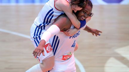 Isabelle Yacoubou et Céline Dumerc  (ATTILA KISBENEDEK / AFP)