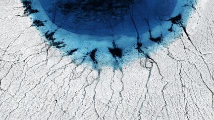 "Cette image est ma préférée, c'est vraiment ma signature, explique Timo Lieber à franceinfo. Le lac ressemble à un oeil, c'est vraiment comme si le changement climatique vous regardait droit dans les yeux." (Timo Lieber/ THAW)