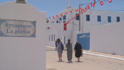 Comme chaque année, la communauté juive se rend sur l'île de Djerba en Tunisie pour le pèlerinage de la Ghriba. Cette année, le pèlerinage coïncide avec le mois du Ramadan. (France 24)