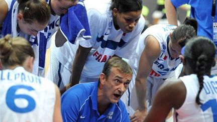 Pierre Vincent devant ses joueuses (JOE KLAMAR / AFP)