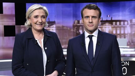 Marine Le Pen et Emmanuel Macron avant le début du débat télévisé&nbsp;du second tour il y a cinq ans,&nbsp;le 3 mai 2017 (ERIC FEFERBERG / POOL / AFP)