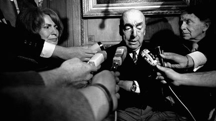 Le poète Prix Nobel de littérature Pablo Neruda, en France où il était ambassadeur du Chili, en octobre 1971. (LAURENT REBOURS / AP / SIPA)