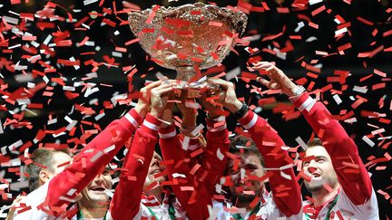 Federer empoche l'un des rares trophées qui manquait encore à son palmarès (PHILIPPE HUGUEN / AFP)