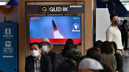 Des images du tir de missile nord-coréen, sur un écran d'une gare de Séoul (Corée du Sud), le 25 septembre 2022. (JUNG YEON-JE / AFP)