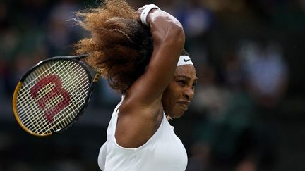 L'Américaine&nbsp;Serena Williams lors de son match de premier tour à Wimbledon contre Aliaksandra Sasnovich, le 29 juin 2021, à Londres. (ADRIAN DENNIS / AFP)