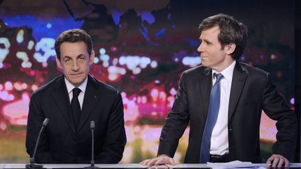 Le pr&eacute;sident fran&ccedil;ais Nicolas Sarkozy (G) s'appr&ecirc;te &agrave; &ecirc;tre interview&eacute; par le journaliste David Pujadas sur le plateau du journal de 20 heures de France&nbsp;2 &agrave; Paris, le 22 f&eacute;vrier 2012. (ERIC FEFERBERG / AFP)