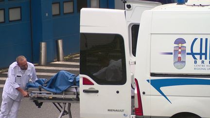 Les médecins syndiqués d'un hôpital de Brest, dans le Finistère, dénoncent des temps d'attente trop longs aux urgences, en moyenne 23 heures, avant de prendre en charge des patients. (France 2)