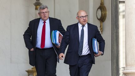 Le ministre des Finances, Michel Sapin, pr&eacute;c&egrave;de son secr&eacute;taire d'Etat au Budget, Christian Eckert, sur le perron de l'Elys&eacute;e (Paris), le 15 avril 2015. (CITIZENSIDE / AURELIEN MORISSARD / AFP)