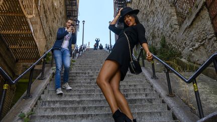 Une femme interprète la "danse du Joker" sur les escaliers ayant servi de décor à une scène du film.&nbsp; (DON EMMERT / AFP)