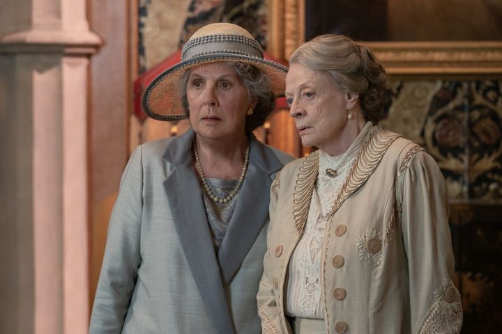 Isabelle Grey (Penelope Wilton) et Lady Violet Crawley (Maggie Smith) dans une scène de "Downton Abbey II, une nouvelle ère". (FOCUS FEATURES LLC. ALL RIGHTS RESERVED)