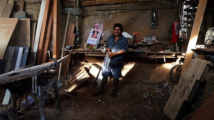 Antonio est arrivé en 1995 quand il n’y avait que quelques baraques. Il a aidé ses voisins à renforcer leurs maisons. Maintenant, il possède une entreprise qui fabrique des fenêtres, des portes et des meubles.
 
 (REUTERS / Mariana Bazo)