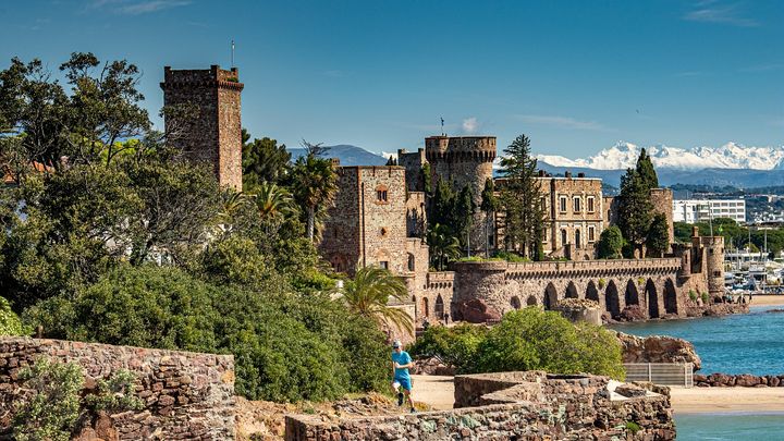 Le château de la Napoule a les pieds dans l'eau! (OFFICE DE TOURISME DE MANDELIEU)