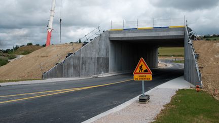 Alors que le chantier de l'A 69 qui doit relier Toulouse (Haute-Garonne) à Castres (Tarn) avance, le rapporteur public demande l'annulation de l'autorisation environnementale du projet autoroutier dont le chantier a déjà commencé comme ici à Verfeil (Haute-Garonne). (ANTOINE BERLIOZ / HANS LUCAS)