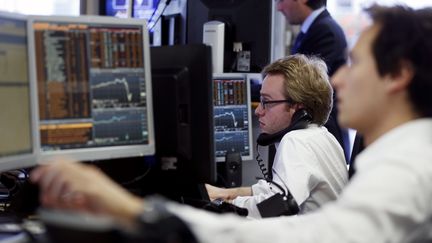 Des traders scrutent leur écran, le 24 juin 2016, à la&nbsp;Saxo Bank,&nbsp;à Paris. (THOMAS SAMSON / AFP)