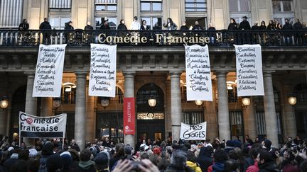 Des comédiens jouent à la Comédie-Française contre la réforme des retraites. (STEPHANE DE SAKUTIN / AFP)