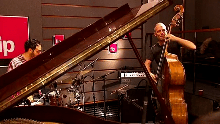 Le "Avishai Cohen Trio" dans les studios de la radio FIP
 (France 3 culturebox)