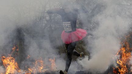 Pour corser le tout, des instructeurs en tenue commando jettent sur les participants des fumig&egrave;nes et tirent des balles &agrave; blanc. (DARREN STAPLES / REUTERS)