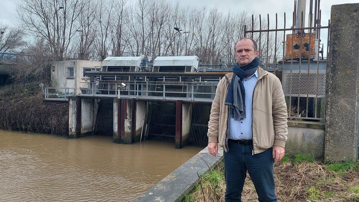 Allan Turpin, maire d'Andres et président de l'association "Stop inondations Pas-de-Calais", devant une station de pompage à Calais, le 5 janvier 2024. (FABIEN MAGNENOU / FRANCEINFO)