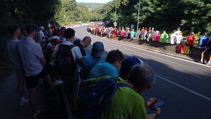 Plusieurs centaines de supporters ont encouragé les marathoniens sur la côte de la route du pavé des Gardes, à Chaville, le 10 août 2024. (ANAIS BROSSEAU/FRANCEINFO: SPORT)