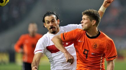 L'attaquant néerlandais Huntelaar au contact du Turc Cetin