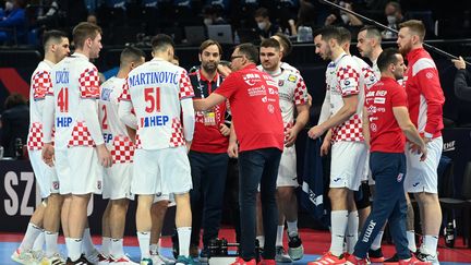 Le coach croate Hrvoje Horvat donne ses consignes lors du match contre la France, le 13 janvier 2022. (ATTILA KISBENEDEK / AFP)