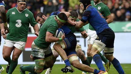 Yoann Maestri, ici au duel avec CJ Stander, est le seul rescapé (avec Guilhem Guirado) du XV de France qui avait évolué face à l'Irlande au tournoi 2016. (FRANCK FIFE / AFP)